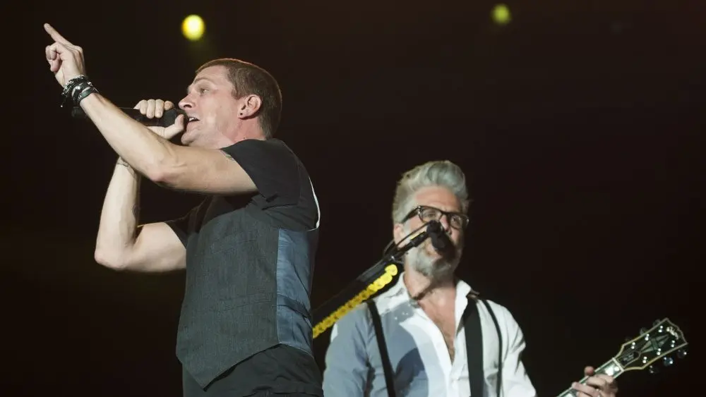 Matchbox 20 band vocalist Rob Thomas (L) performs during the Rock in Rio concert, on September 20, 2013 in Rio de Janeiro, Brazil.