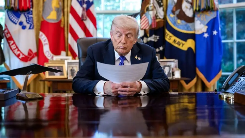 President Donald Trump receives an update from Secretary of State Marco Rubio on the U.S. peace plan for Gaza in the Oval Office, Friday, October 3, 2025 - USA (Official White House Photo by Molly Riley)