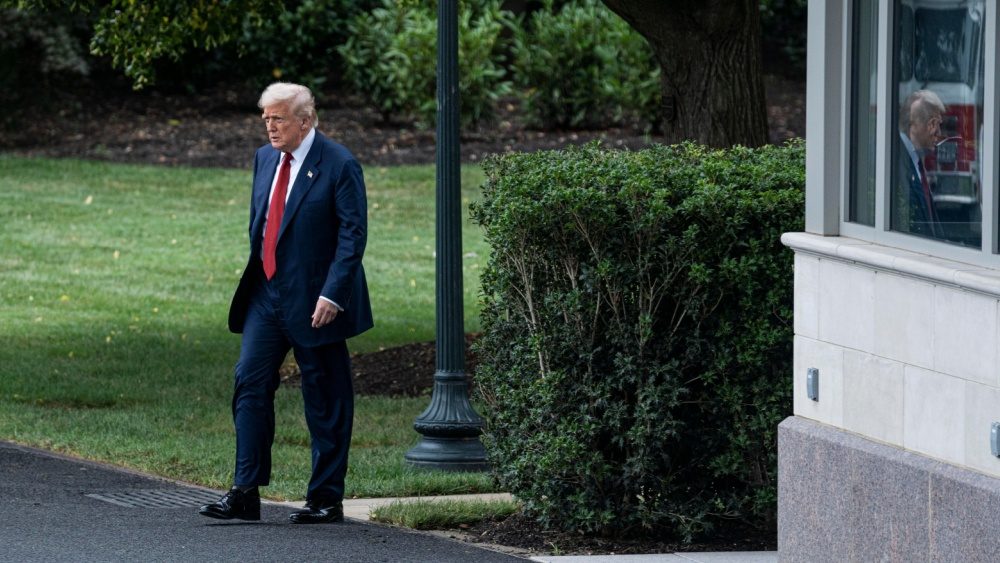 Pres. Trump meets with GOP senators after canceling plans to sign bipartisan housing bill