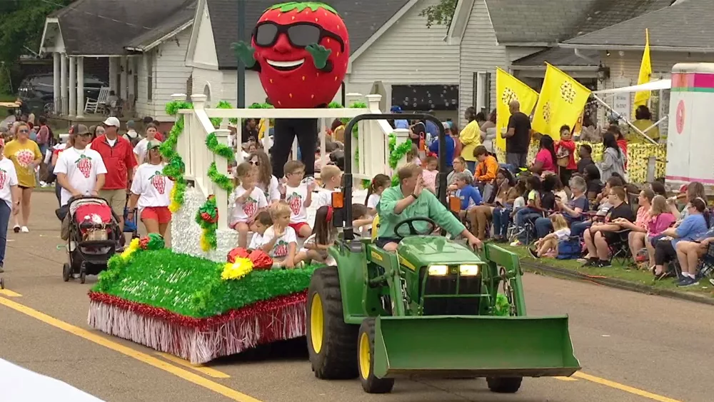 strawberry-festival-parade