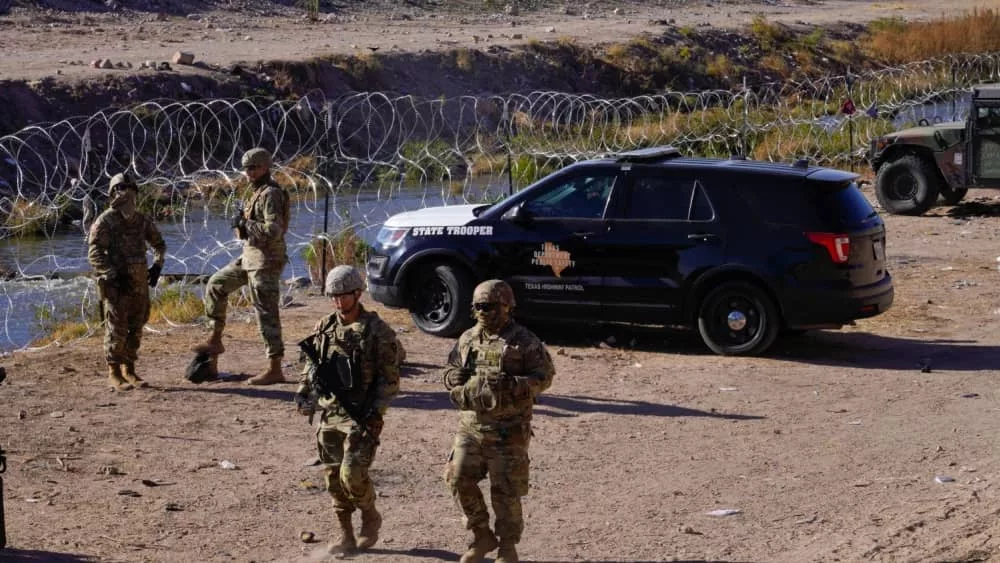 National Guard troops and Texas State Troopers deployed to the border to deter migrants from crossing. El Paso^ TX USA December 21^ 2022