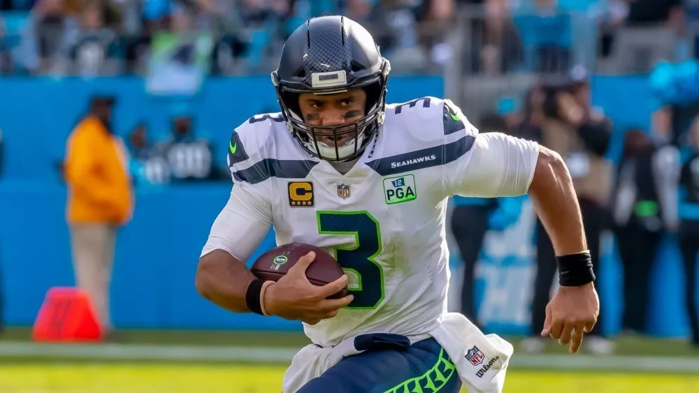 Russell WILSON (3) plays against the Carolina Panthers at Bank Of America Stadium in Charlotte^ NC. November 25^ 2018