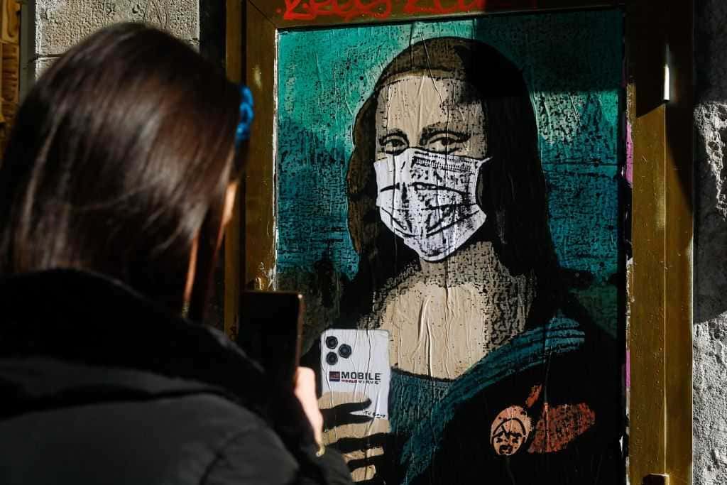 Mona Lisa depicted in face mask with smartphone as artist ...
