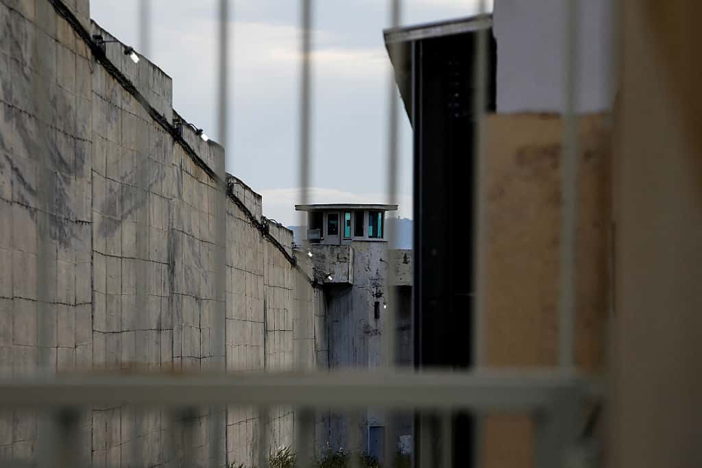 inmates escape prison