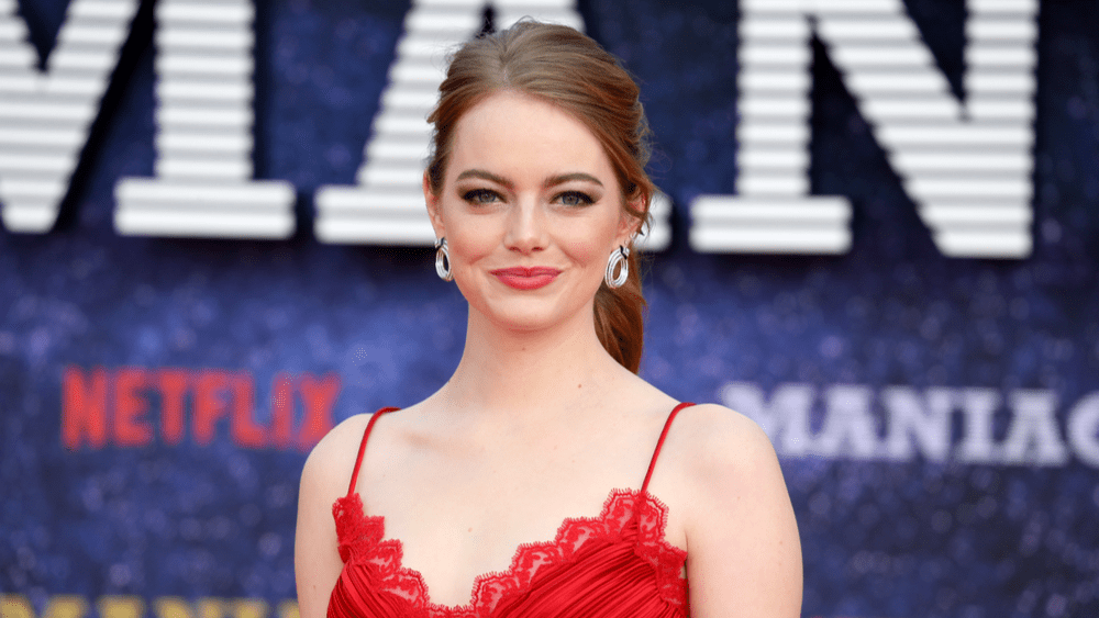 Pregnant' Emma Stone shows off big 'baby bump' as actress is 'expecting  first child with husband Dave McCary