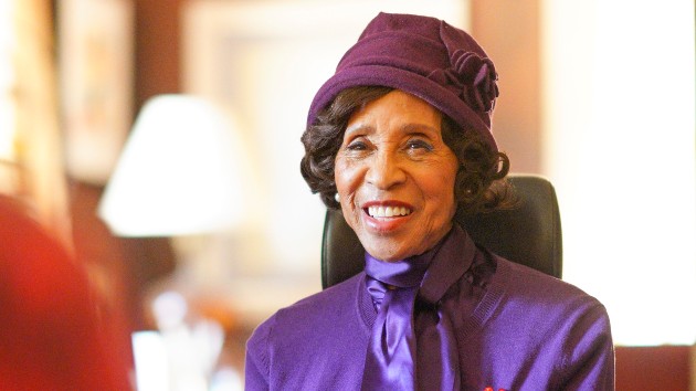 Marla Gibbs "doing great" after appearing to faint during ...