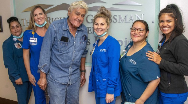 A smiling Jay Leno released from burn center after garage accident - Vimarsana News