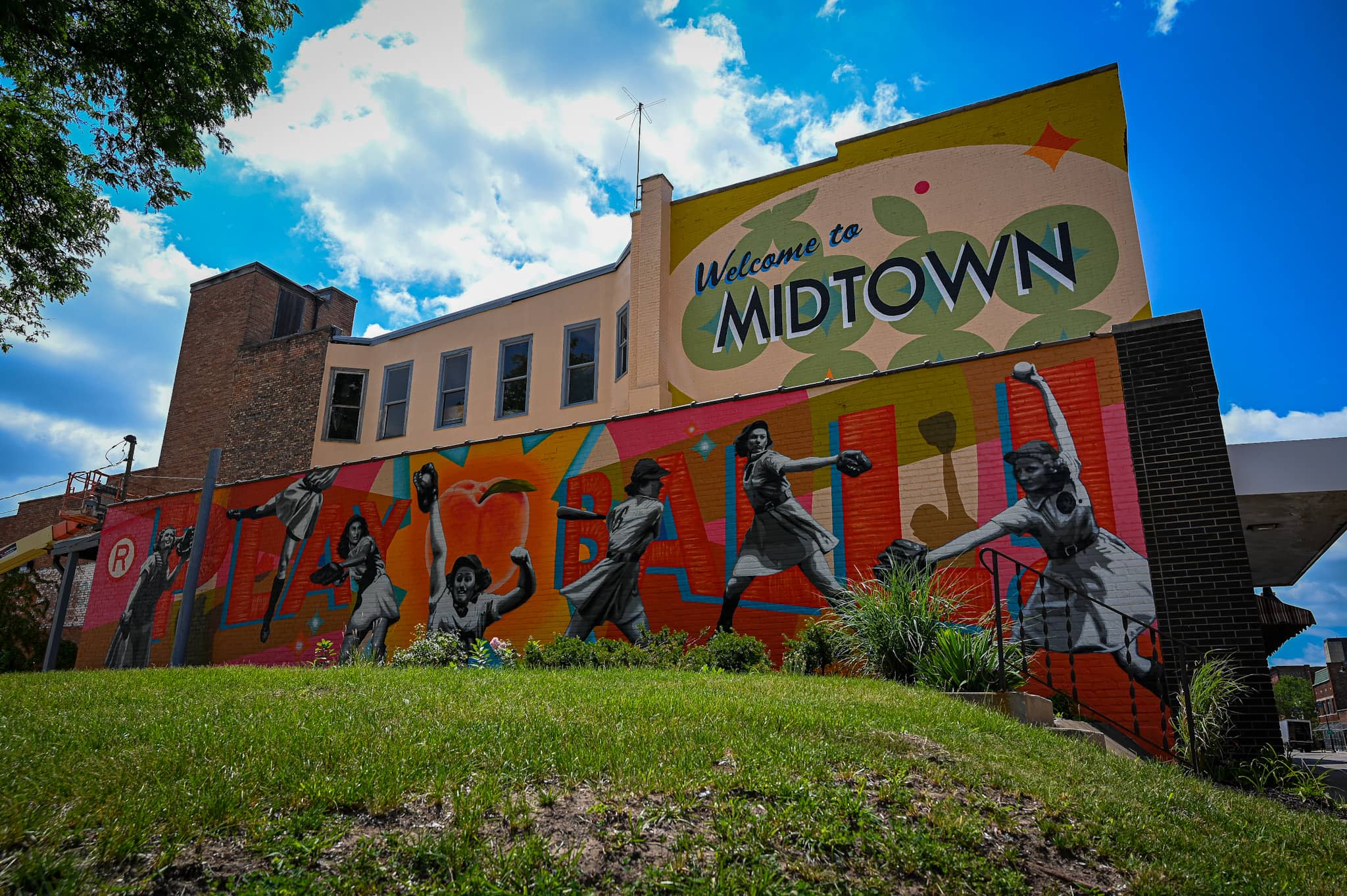 Vibrant Rockford Peaches mural in Midtown is complete