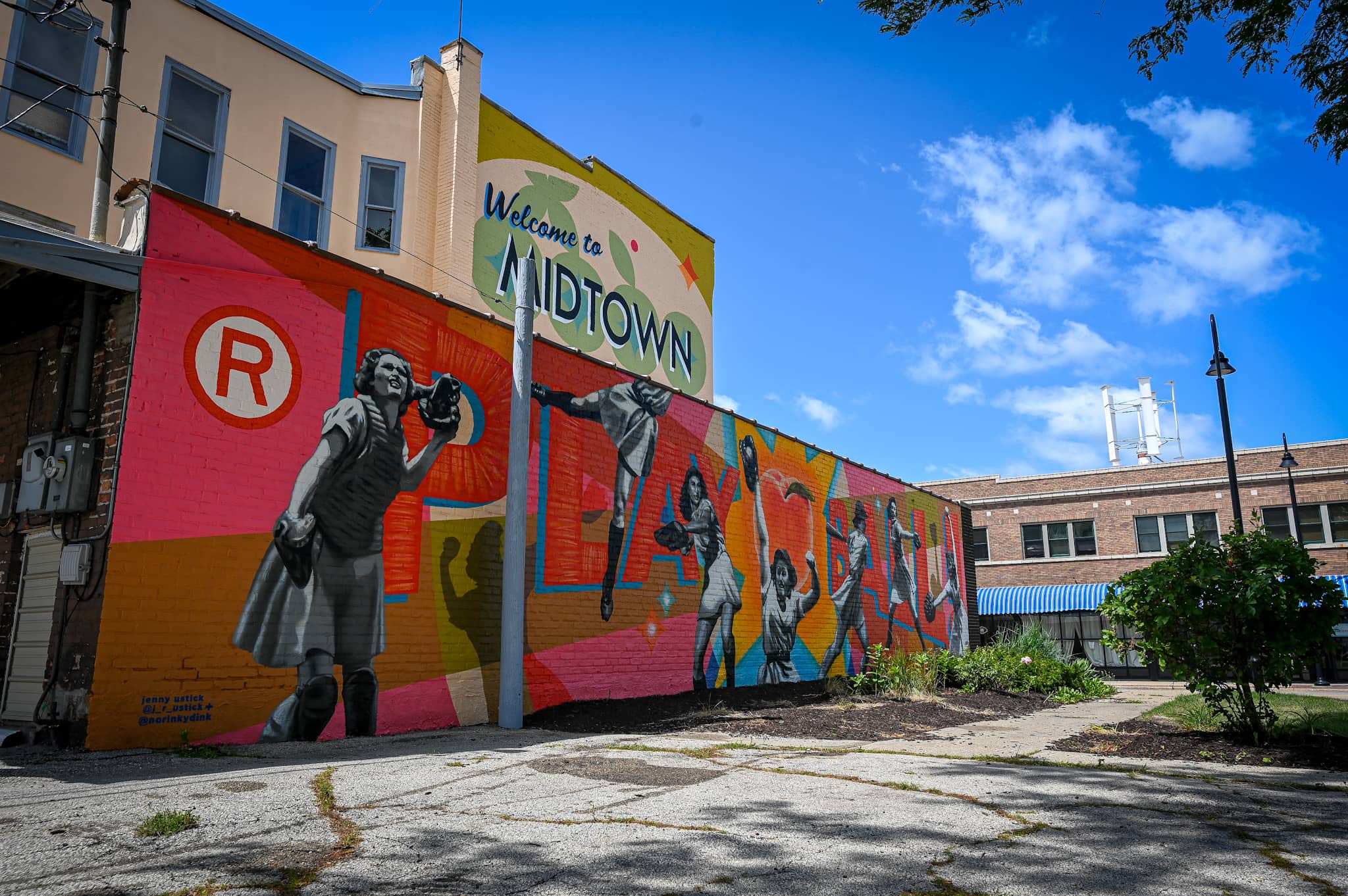 Accomplished, fearless women': New mural in Midtown pays tribute to Rockford  Peaches