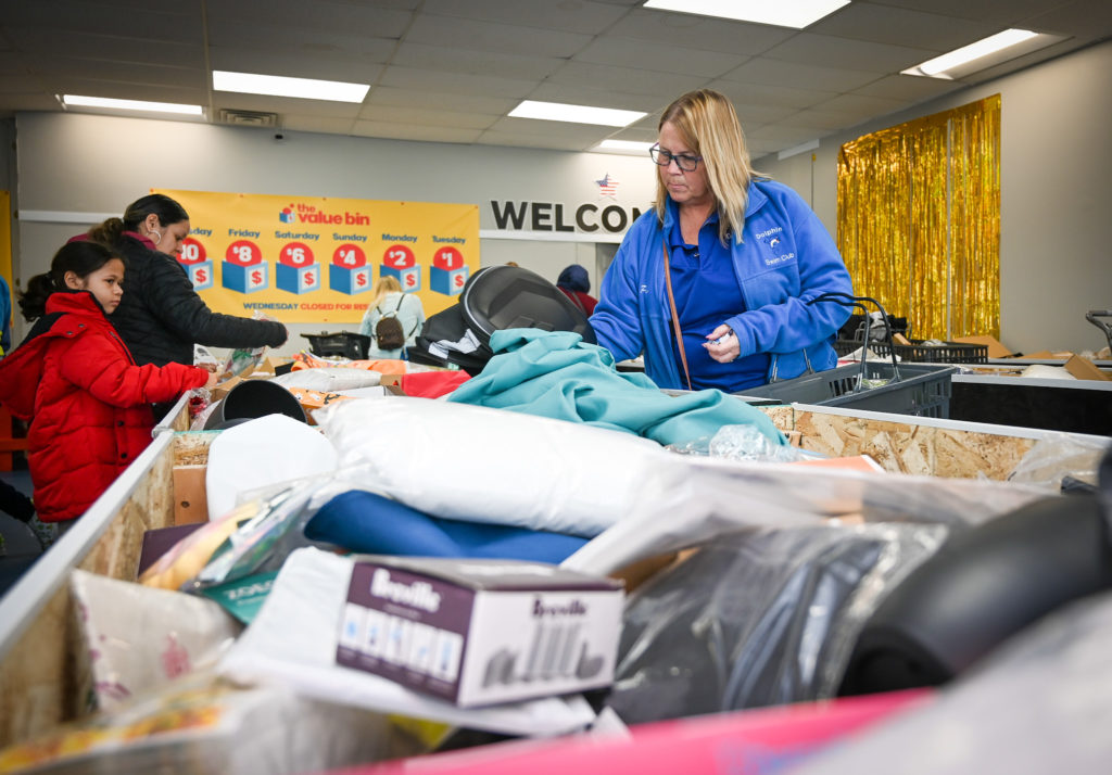 Customers dig for deals at new bin shopping store in Rockford Rock River Current