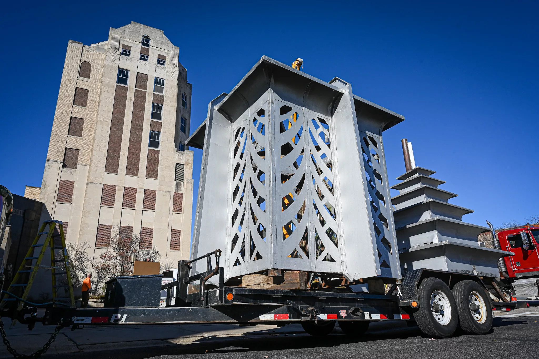 Iconic Building in downtown Rockford is without its Lantern of