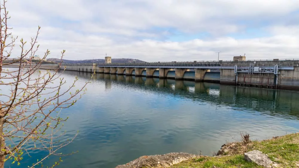 16 injured in boat explosion on Missouri's Lake of the Ozarks | KWXX - Vimarsana News