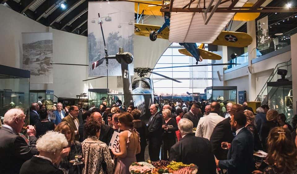 dpa-crowd-gala