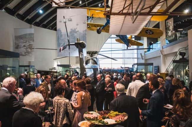 dpa-crowd-gala