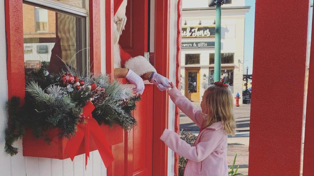 santa-house-little-girl