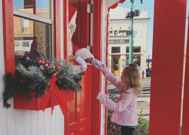 santa-house-little-girl