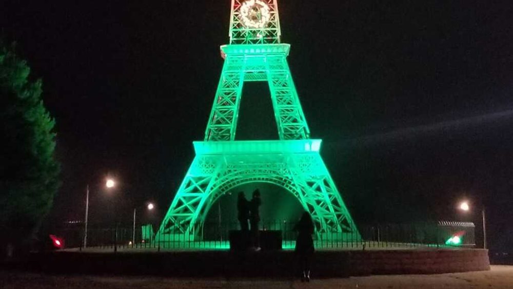 eiffel-couple-close-up