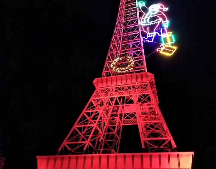 eiffel-santa-red-close