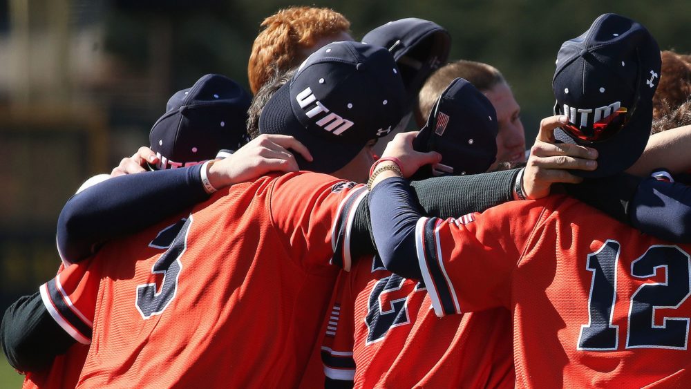 2021_baseball_huddle_300