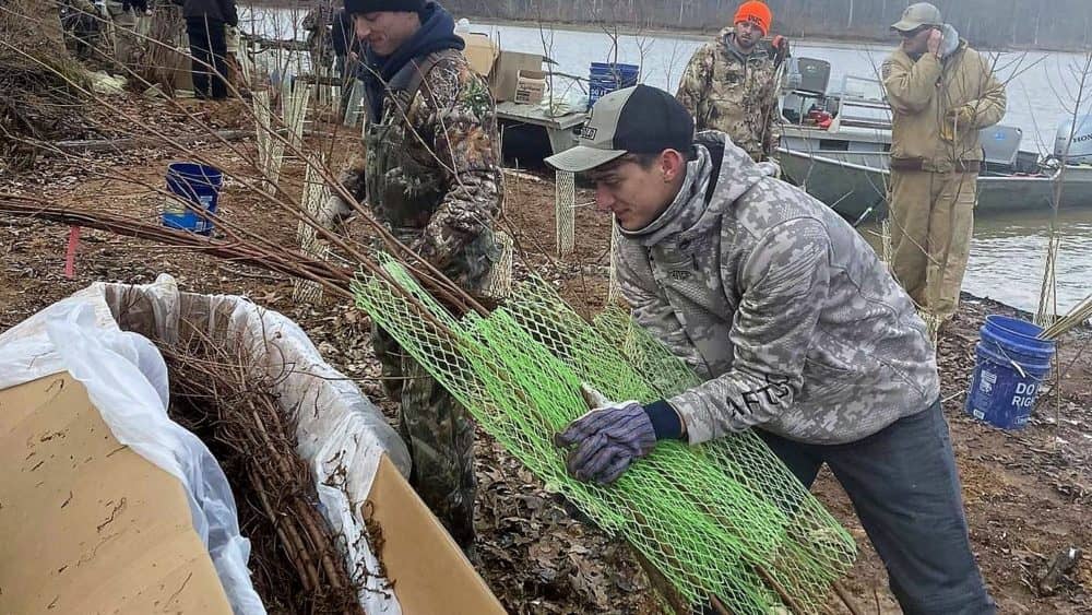 msu-bass-anglers-planting-crop