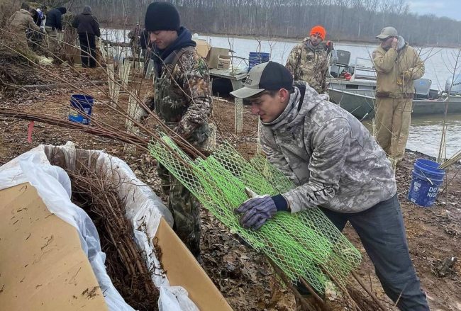 msu-bass-anglers-planting-crop