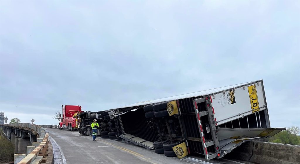 Ohio River "Cairo" Bridge Reopens After Semi Rollover radio NWTN