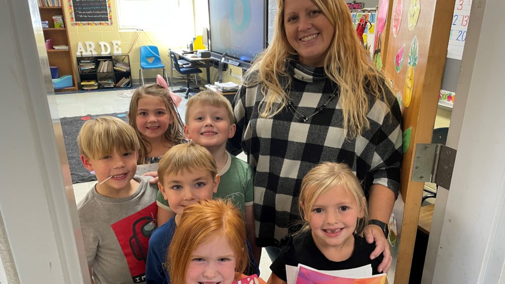 wcs-substitute-tommie-pettit-with-group-of-dresden-elem-school-students