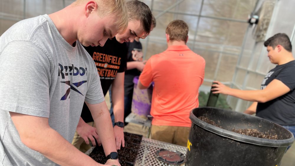 greenfield-students-prepare-pots-for-planting
