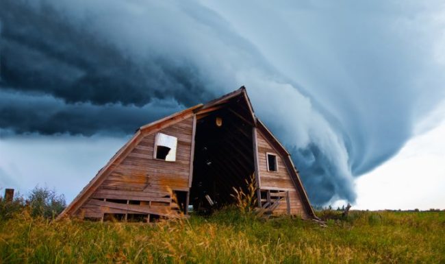 tornado-forming-behind-old-barn-2021-08-26-16-22-40-utc-720x426
