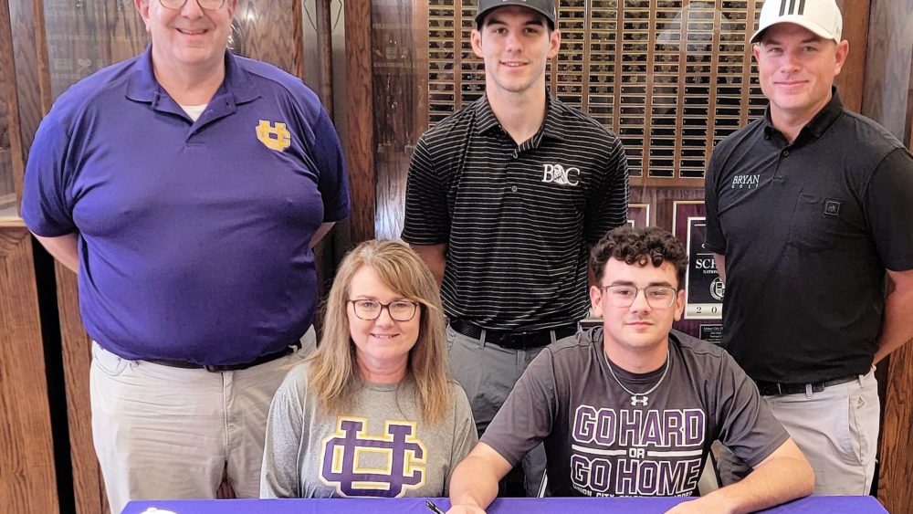 chandler-signs-golf-scholarship-2