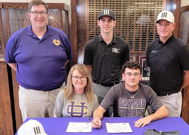 chandler-signs-golf-scholarship-2