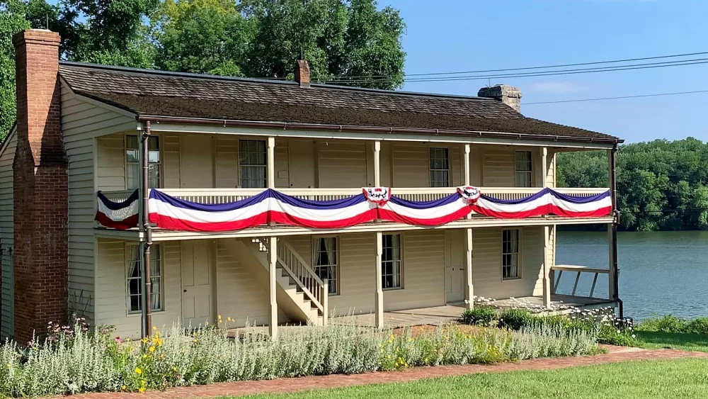 fort-donelson-flag-2-surrender-house