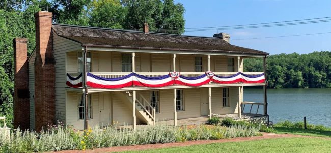 fort-donelson-flag-2-surrender-house