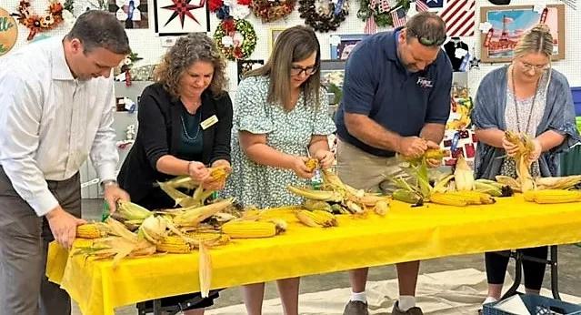 fair-23-chamber-corn-shucking-2