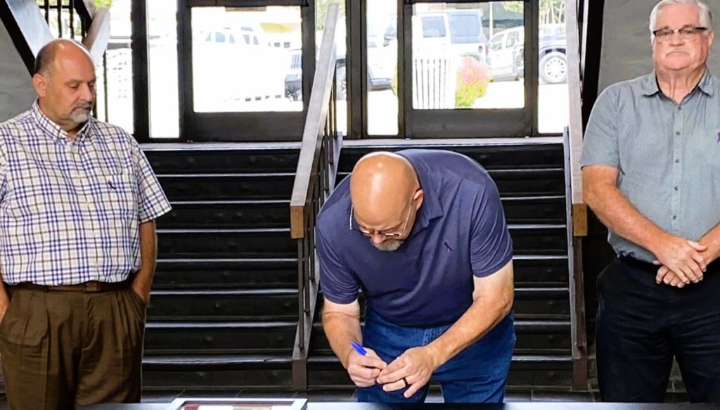 Benton County Mayors Join In 'Purple Up' Event radio NWTN