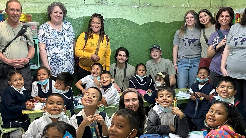 gcac-joel-washburn-and-students-in-guatemala
