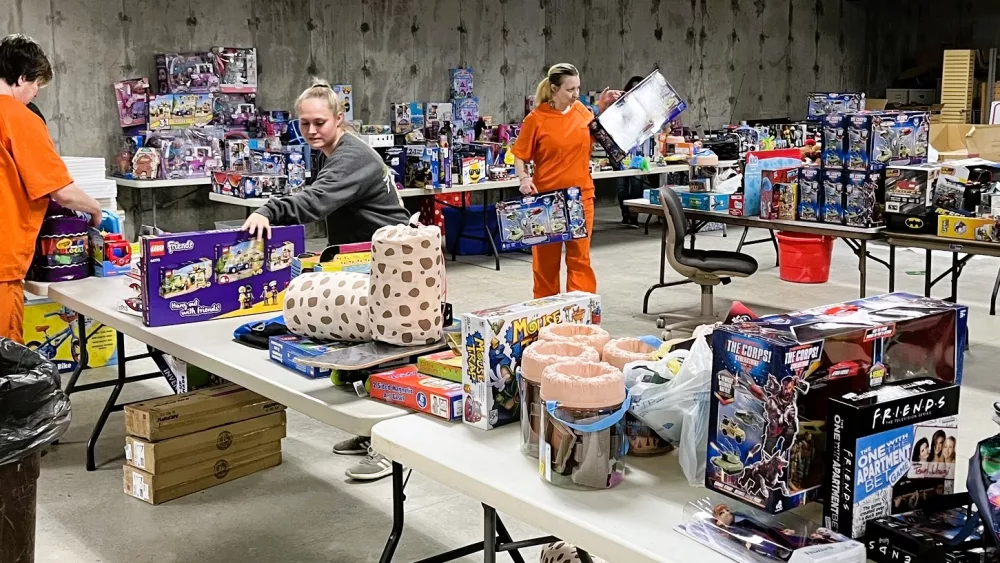 stew-co-inmates-decorate