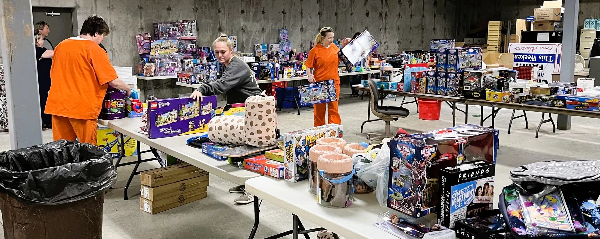 stew-co-inmates-decorate