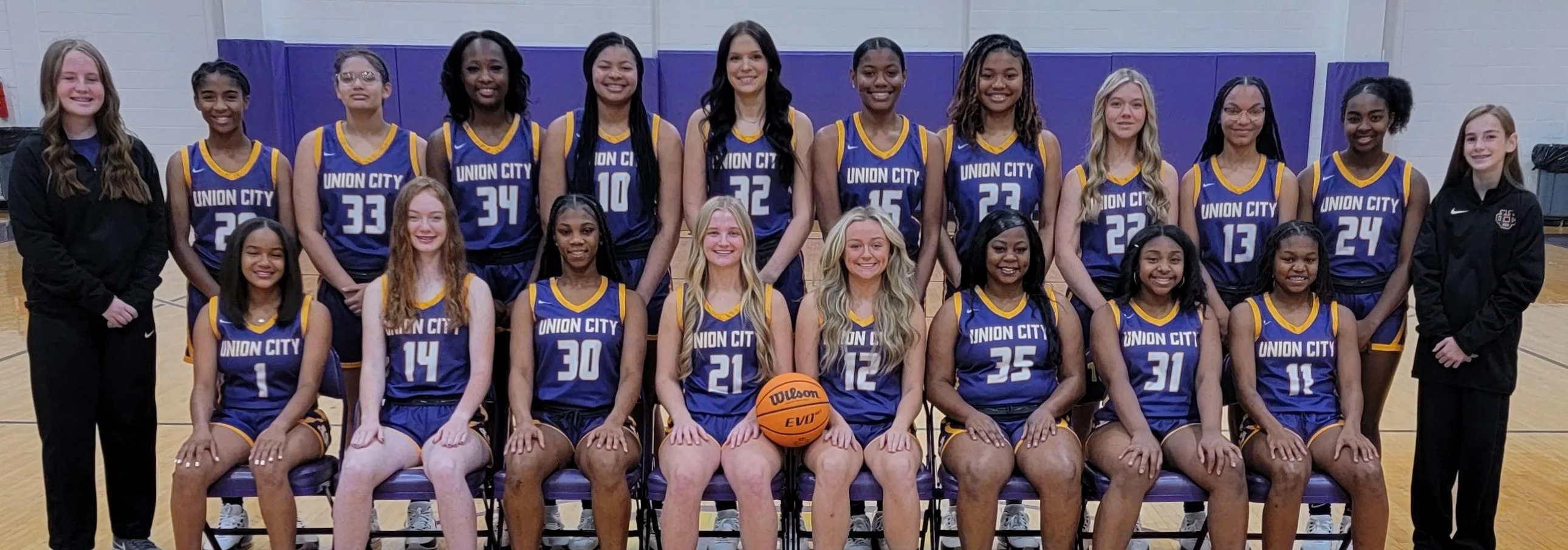 2023-24-uchs-girls-basketball-team-photo