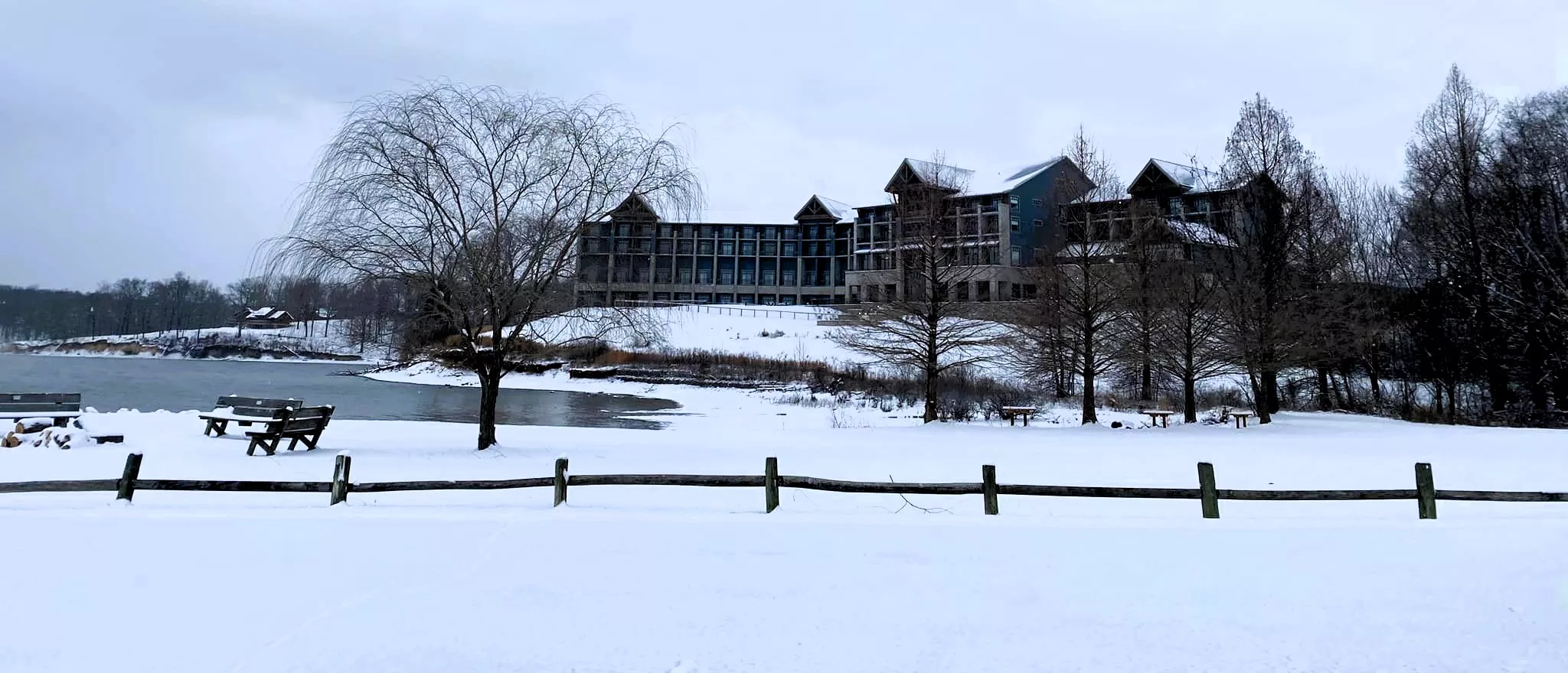 pl-lodge-in-snow