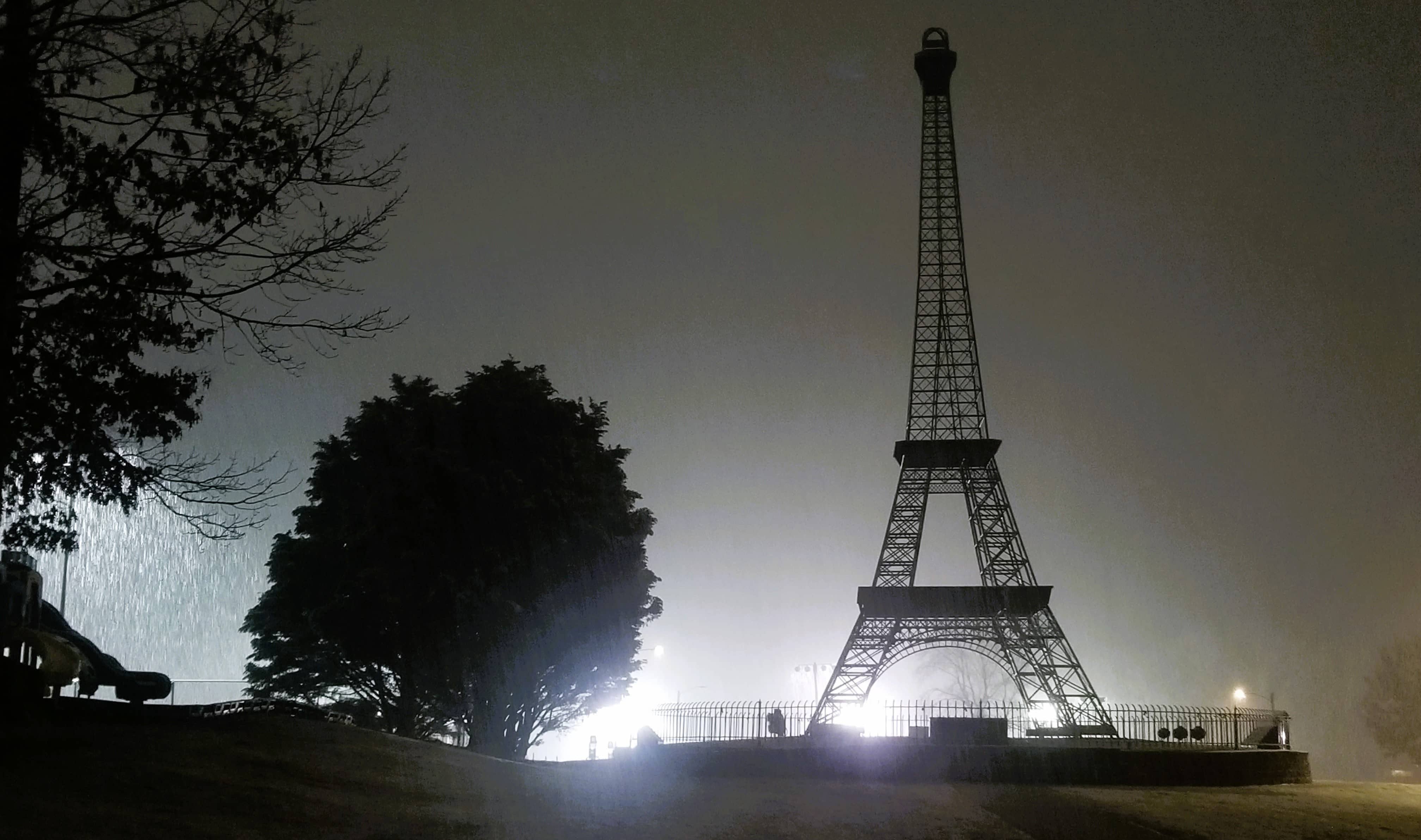 eiffel-tower-in-snow-feb-12