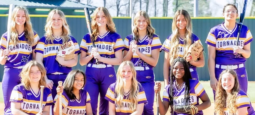 uc-2024-uchs-softball-team-photo-1