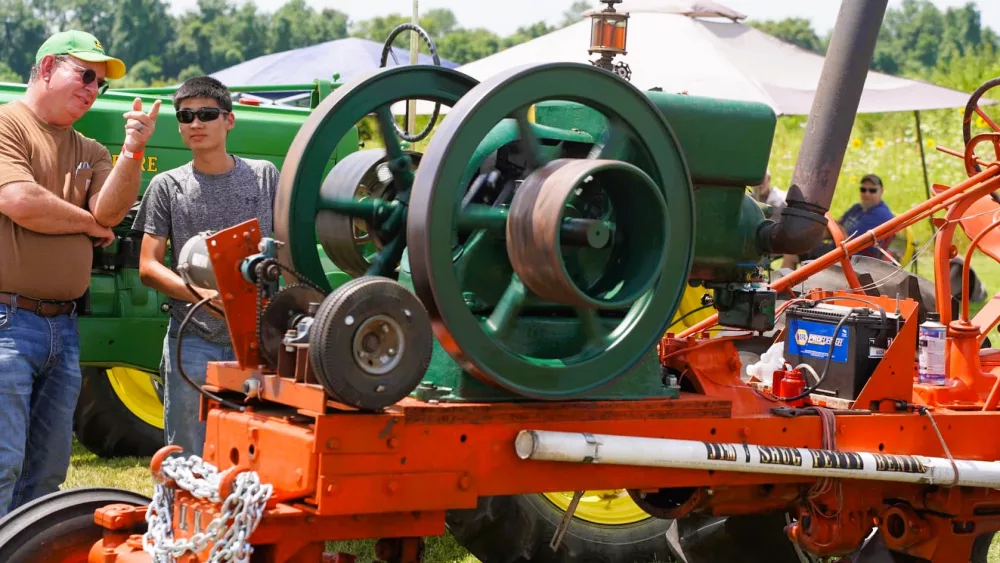 dpa-antique-w-tractors
