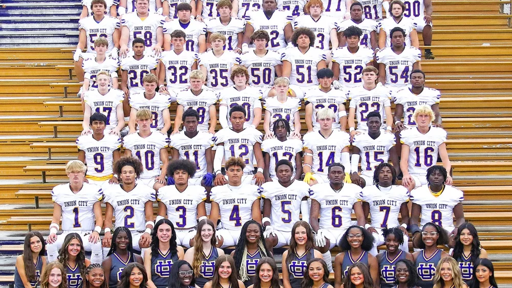 2024-uchs-football-team-photo-with-cheerleaders