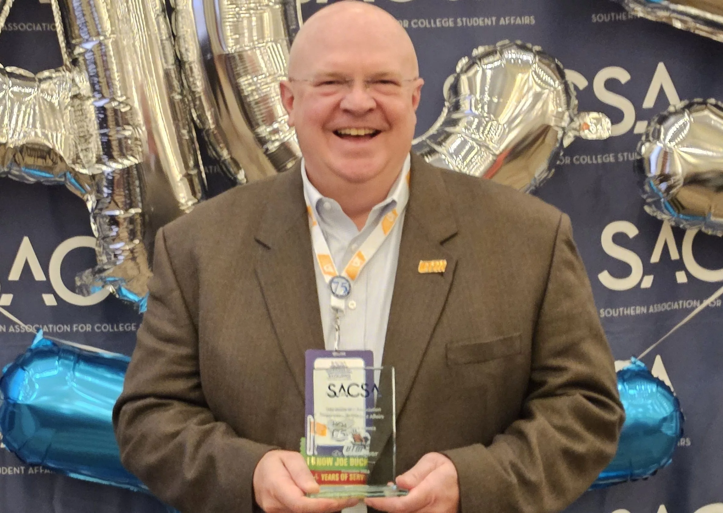 utm-lewter-with-award