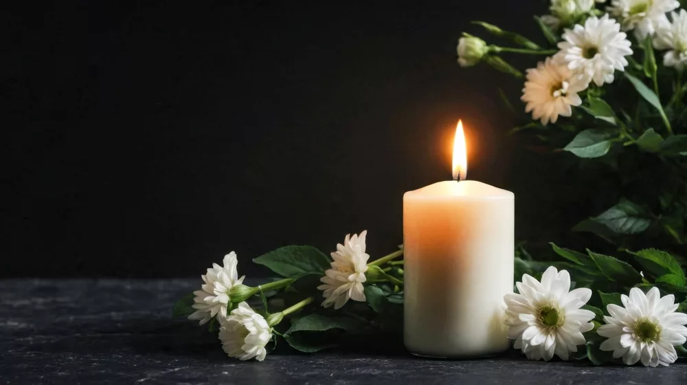 burningcandlelightandwhiteflowerstributecondolencememorialserviceannouncement