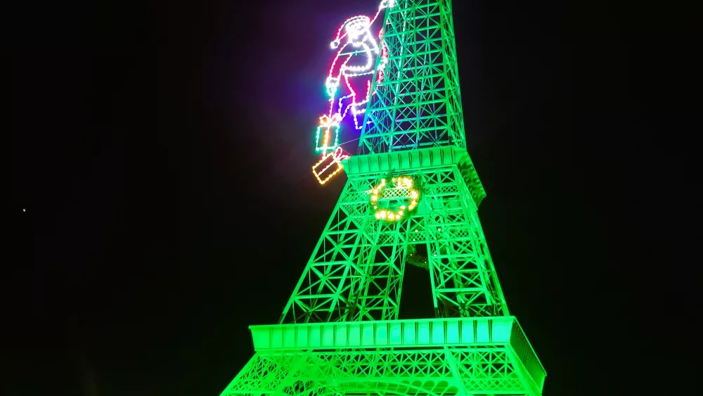 eiffel-santa-close-up