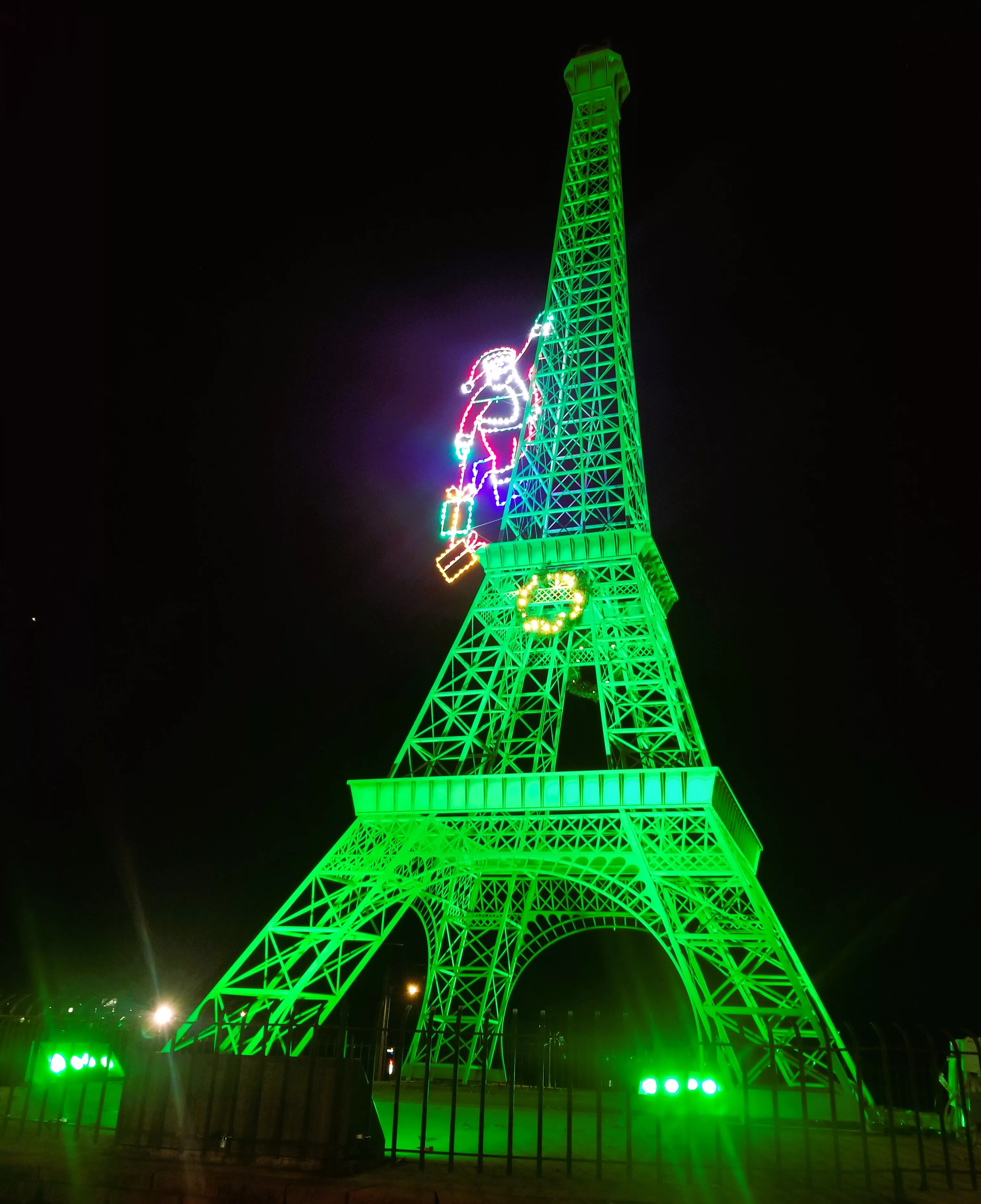 eiffel-santa-close-up