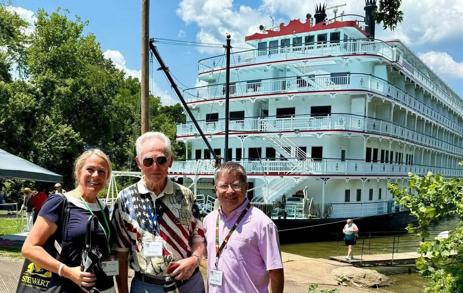 stew-co-riverboat-tour-guides