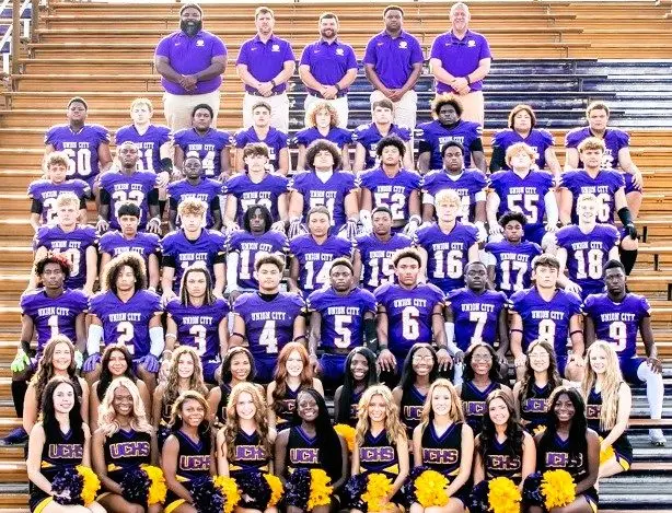 2025-uchs-football-team-photo-with-cheerleaders